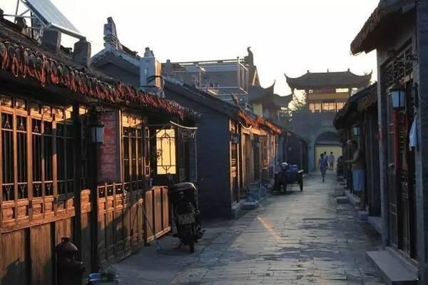我喜欢一个人，经常和她对视，但他回我信息的时候总不是秒回，有时候隔很久才回，他到底喜不喜欢我？游戏画面